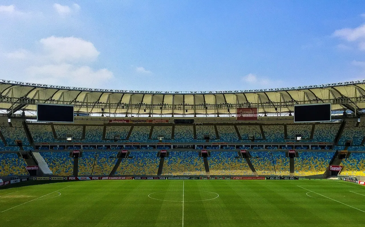Fotbollsarena sedd från mittlinjen inför en match