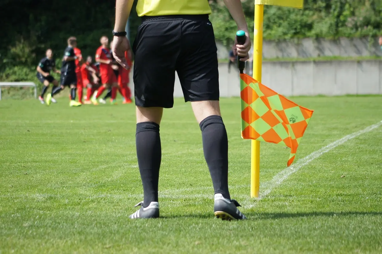 Assisterande domare vid hörnflaggan under en fotbollsmatch