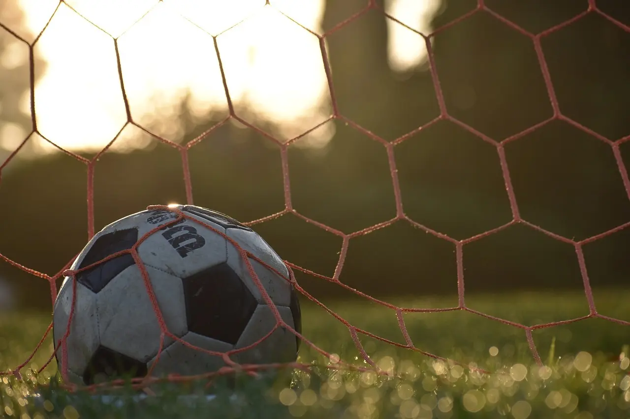 En fotboll som har landat i målnätet